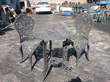 La tabla del arrabio y las sillas de aluminio/el arrabio de la capa del polvo presentan extremos
