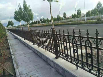 La cerca galvanizada del arrabio artesona la cerca decorativa cubierta polvo del metal del tratamiento superficial