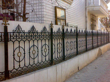 La cerca blanca del arrabio de la decoración de la yarda asa a la parrilla/cerca de encargo del hierro labrado